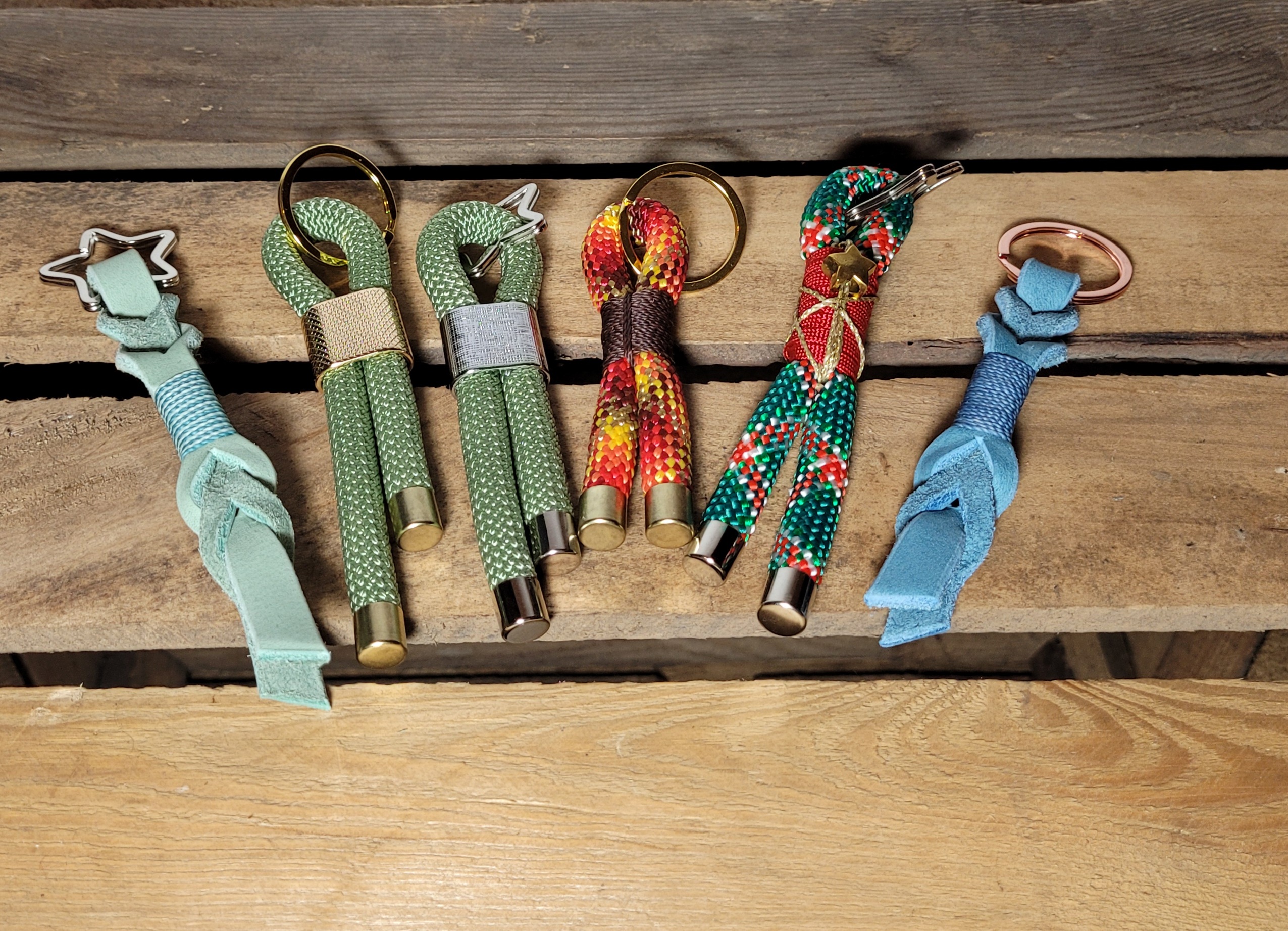 sechs verschiedene bunte  Schlüsselanhänger aus Leder oder Paracord